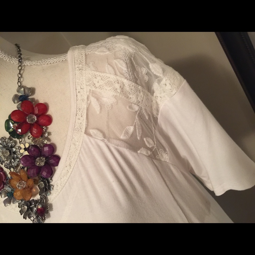 Beautiful Buckle BKE white lacy tunic size L